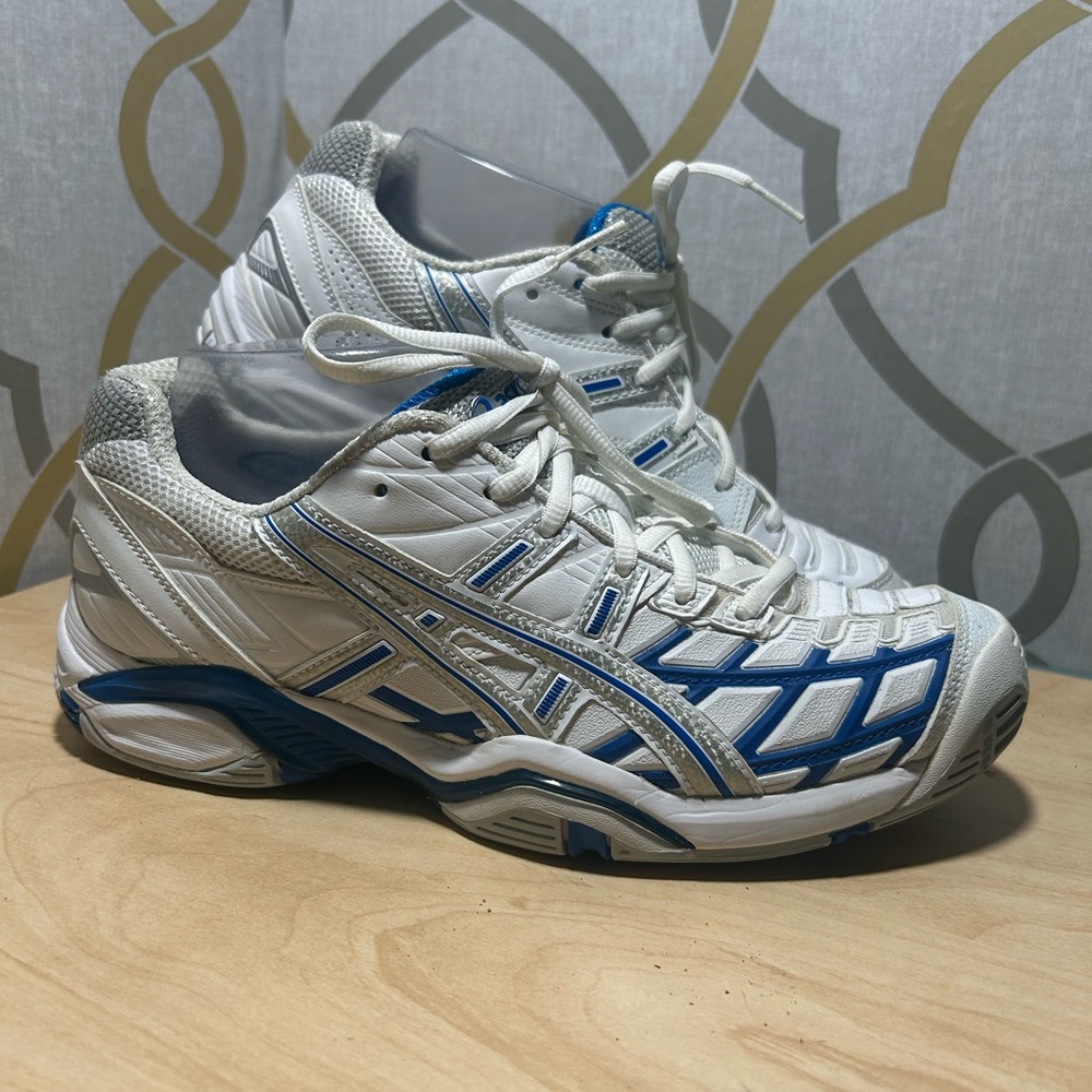 MEN- ASICS GEL-KYRIOS COLOR WHITE AND BLUE Size 8.5